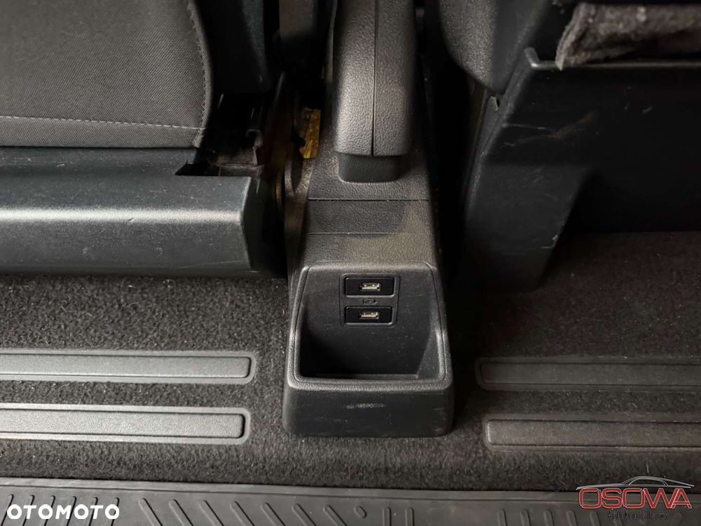 Ford Tourneo Custom - 32