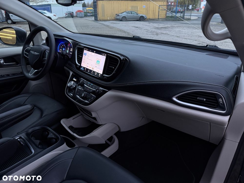 Chrysler Pacifica - 30