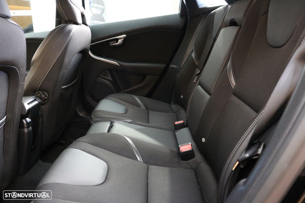 Volvo V40 2.0 D3 Momentum - 24