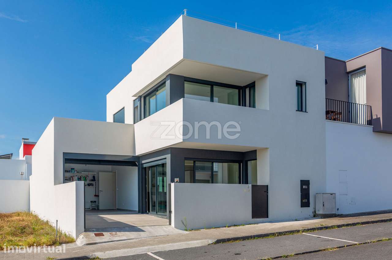 Moradia T3 Nova com Terraços Panorâmicos e Vista Mar na Atalhada