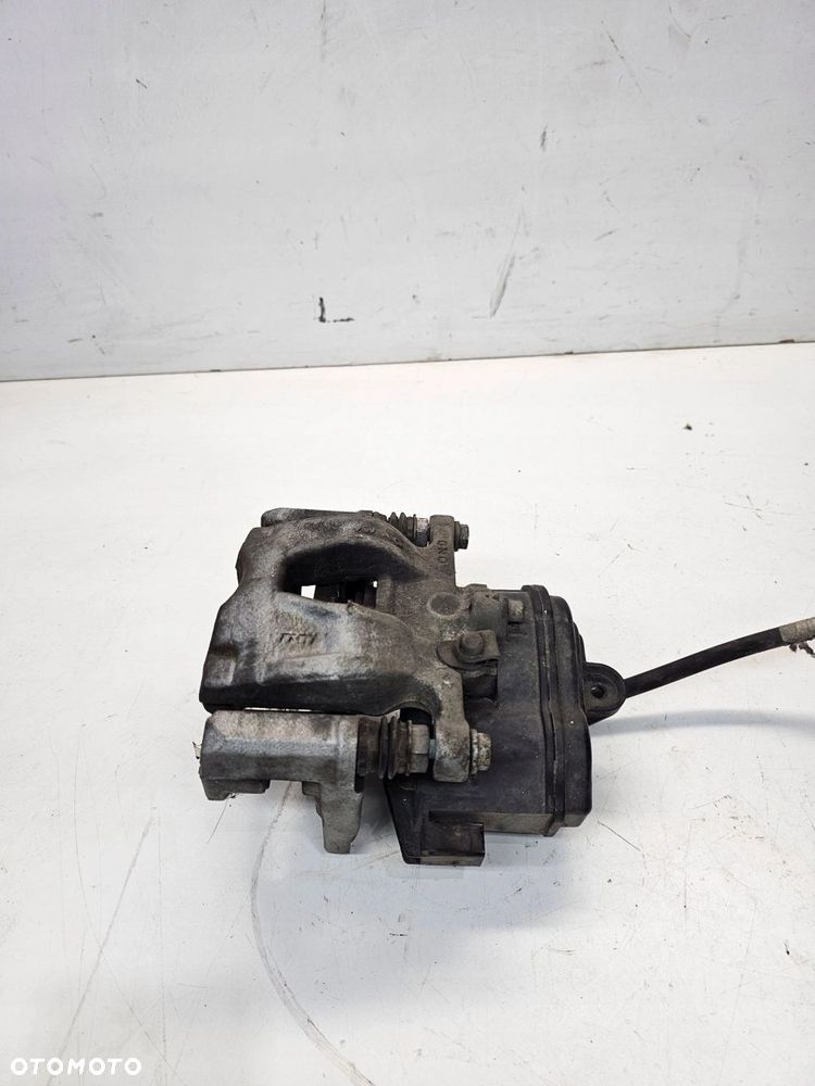 ZACISK HAMULCOWY LEWY TYŁ AUDI A4 B9 A5 8W0405BL - 2