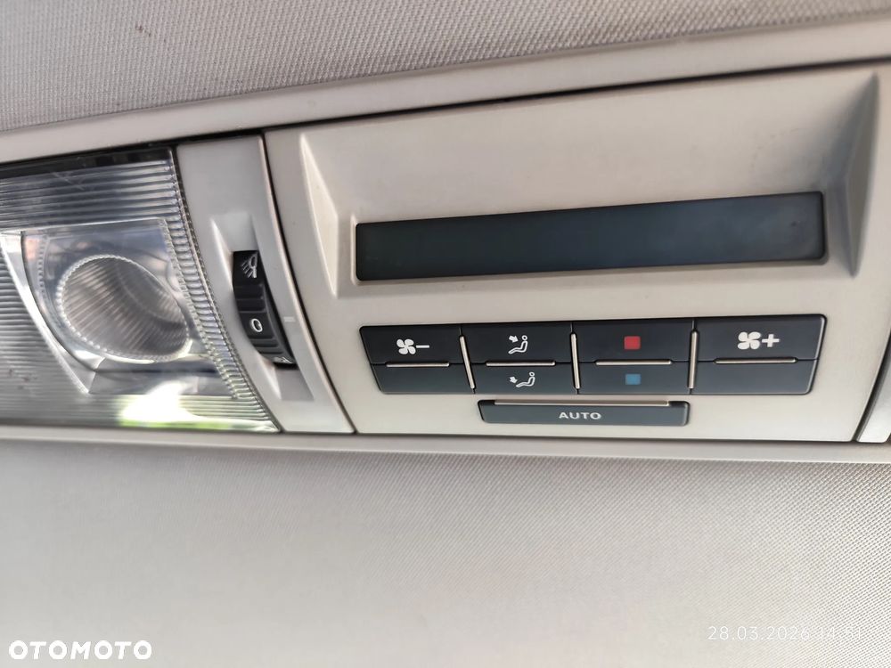 Volkswagen Caravelle - 14