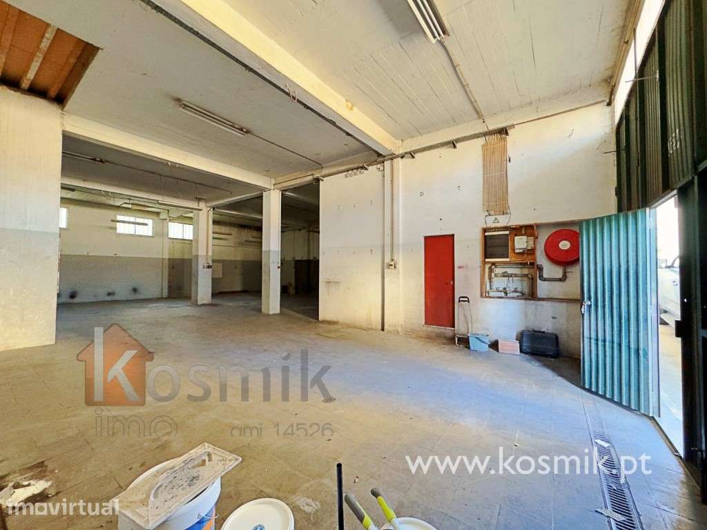 Prédio urbano Camarate: Habitação T3+3 e Armazém/Indústria com Garagem - Grande imagem: 4/60
