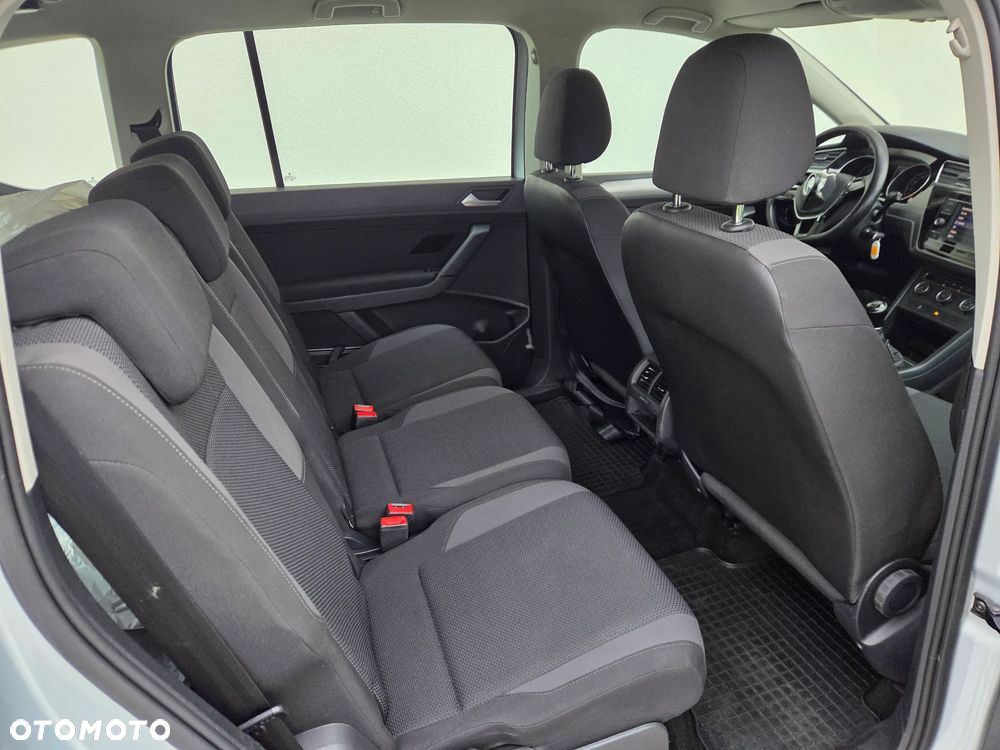 Volkswagen Touran - 12