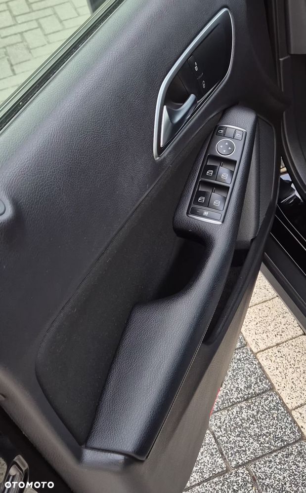 Mercedes-Benz GLA 180 - 9