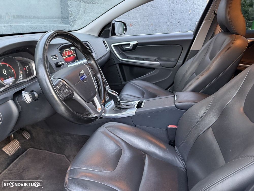 Volvo V60 D6 Plug-In-Hybrid AWD Geartronic Momentum - 2