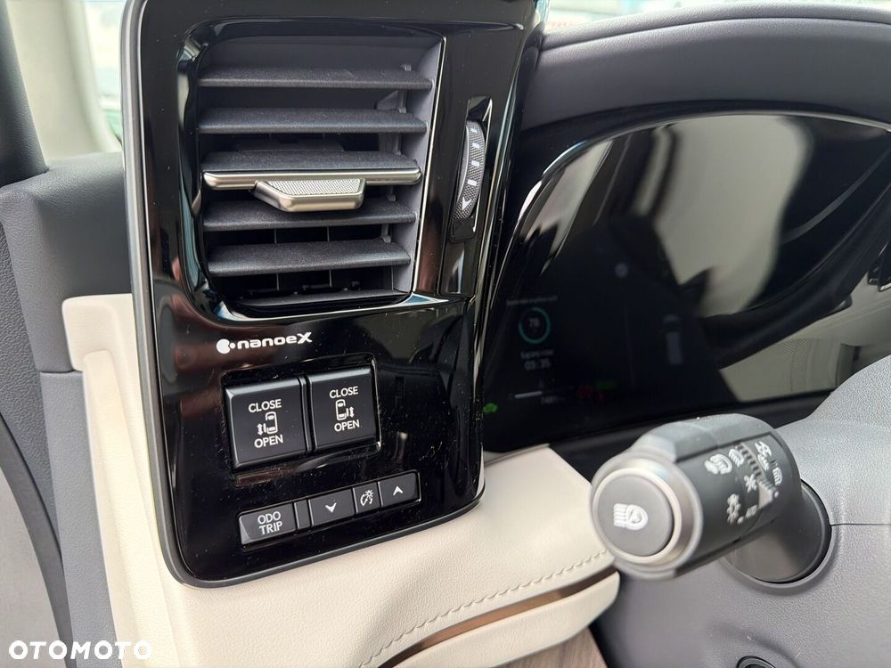 Lexus LM - 21