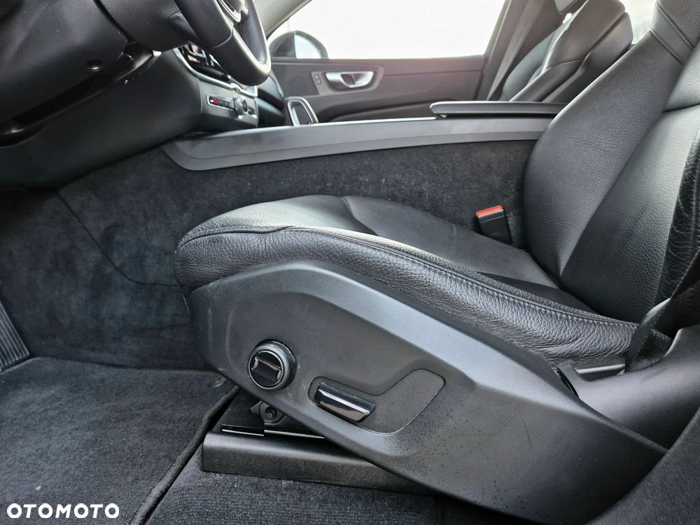 Volvo XC 60 B4 D Momentum Pro - 28