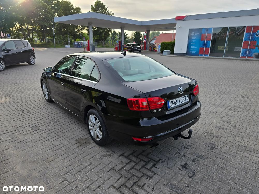 Volkswagen Jetta 2.0 TDI Highline DSG - 4