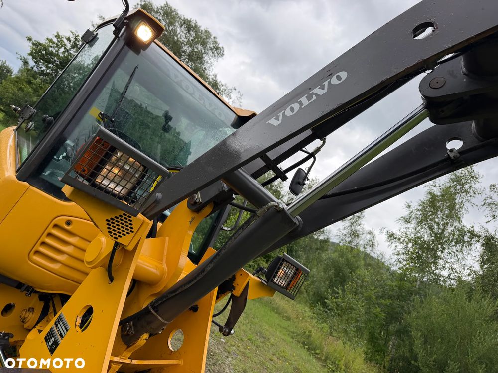 Volvo L25F Ładowarka Kołowa łamana 2015 rok. Jak Nowa! Oryginał łyżka i widły. Mocny silnik 4 cylindry. Zero luzów i wycieków. Aktualne Badania DEKRA BMWT. Wielka Okazja. Maszyna jak nowa z Salonu. 2600 mtg. Pochodzi z Norweskiego urzędu gminy. Dodatkowe linie Hydrauliczne. Szybka wolna Jazda Rewers Hydrostatic. Wersja Norwesk Mocne doświetlenie dodatkowe grzanie. kabina Ogrzewana wentylowana! Zmiana Osprzętu Hydrauliczna! pełne sterowanie z dżojstika! Opony jak Nowe. Podzespoły pomy suche, czytelne tabliczki! OKAZJA - 13