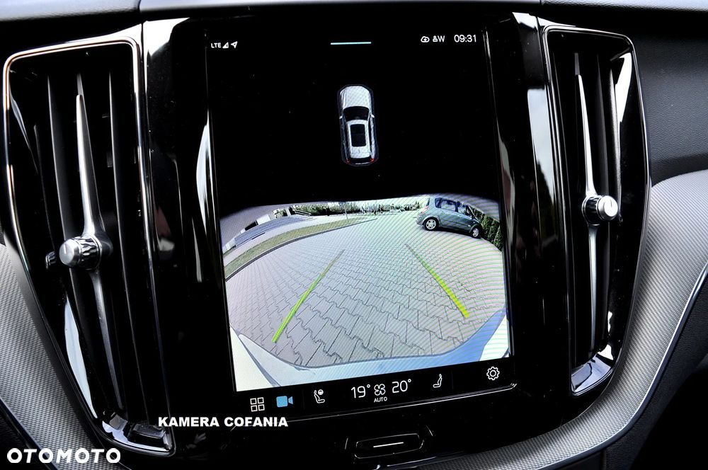 Volvo XC 60 B4 D Plus Dark - 32