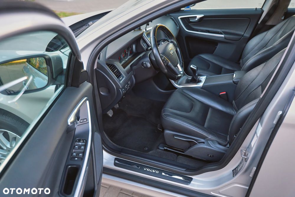 Volvo XC 60 D4 Momentum - 24