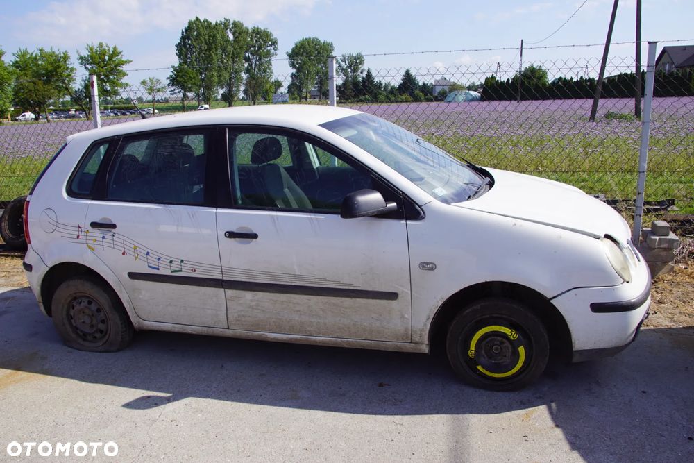 Auto na części - Volkswagen Polo IV 9N 1.2 54 KM AWY FSP LB9A 2002R Silnik Skrzynia Drzwi Maska Błotnik Zderzak Klapa Lampa Lusterko Klamka Szyba Deska Kokpit Sterownik Moduł Czujnik Licznik Panel Kierownica - 2