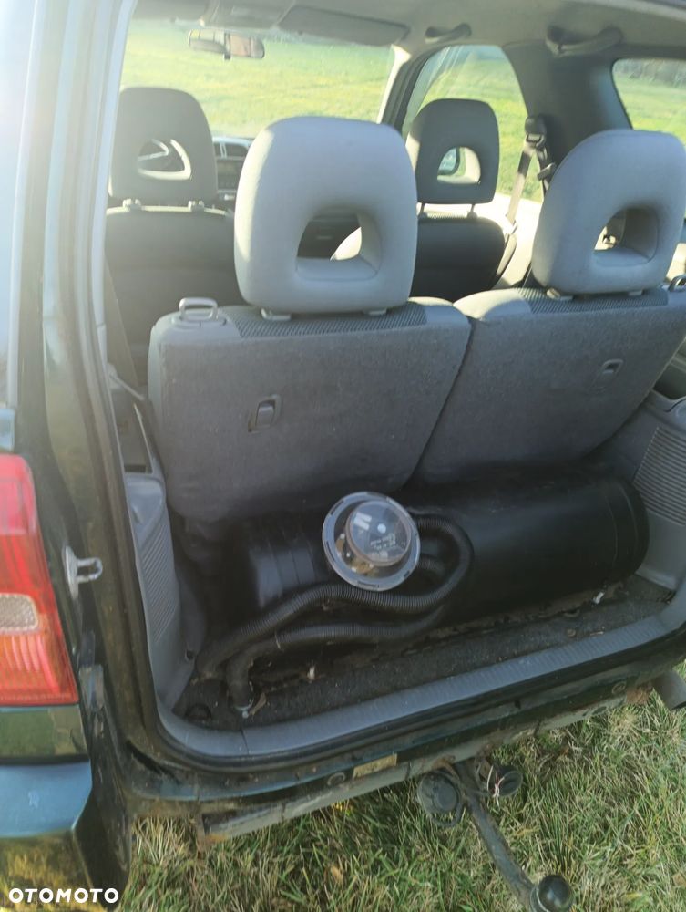 Toyota RAV4 2.0 VVT-i 4x4 - 13