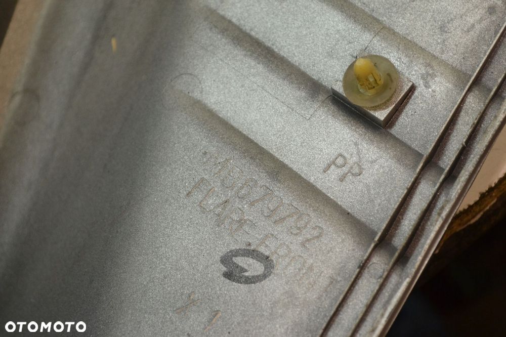 LISTWA NAKŁADKA DRZWI LEWY TYŁ MITSUBISHI PAJERO II - 6