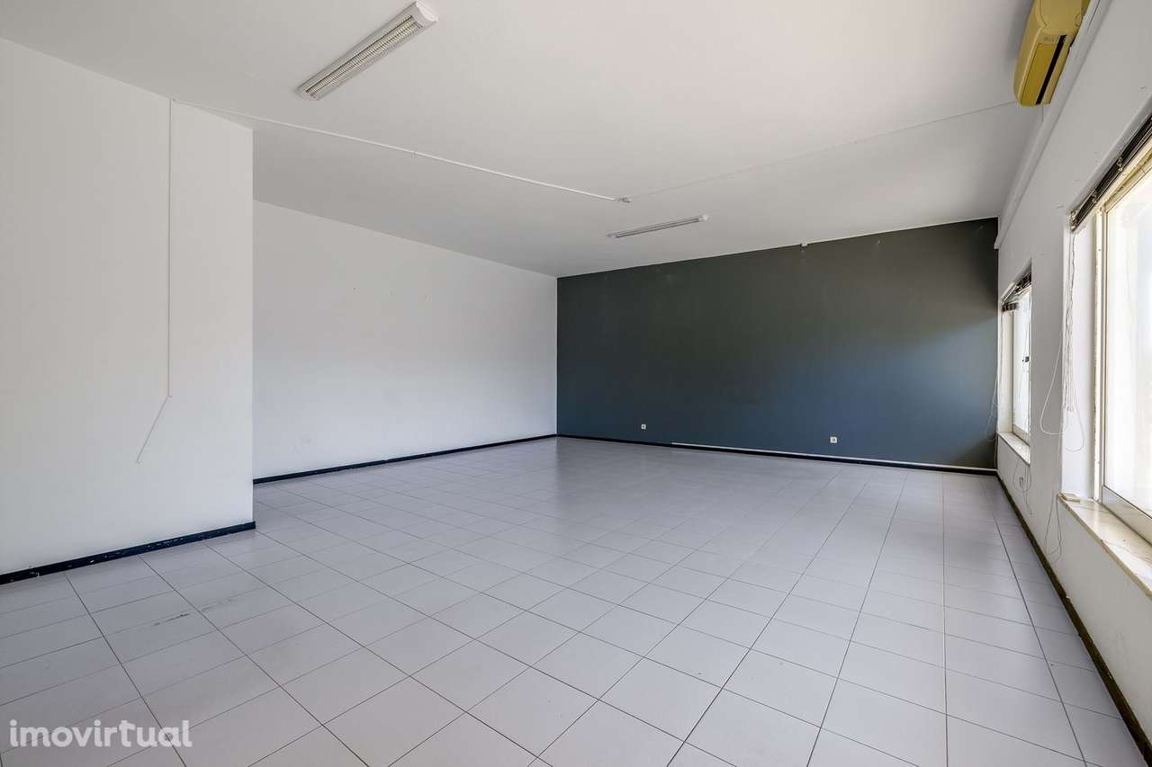 LOJA COMERCIAL COM EXCELENTE EXPOSIÇÃO PARA VENDA EM LAGOS - Grande imagem: 5/14