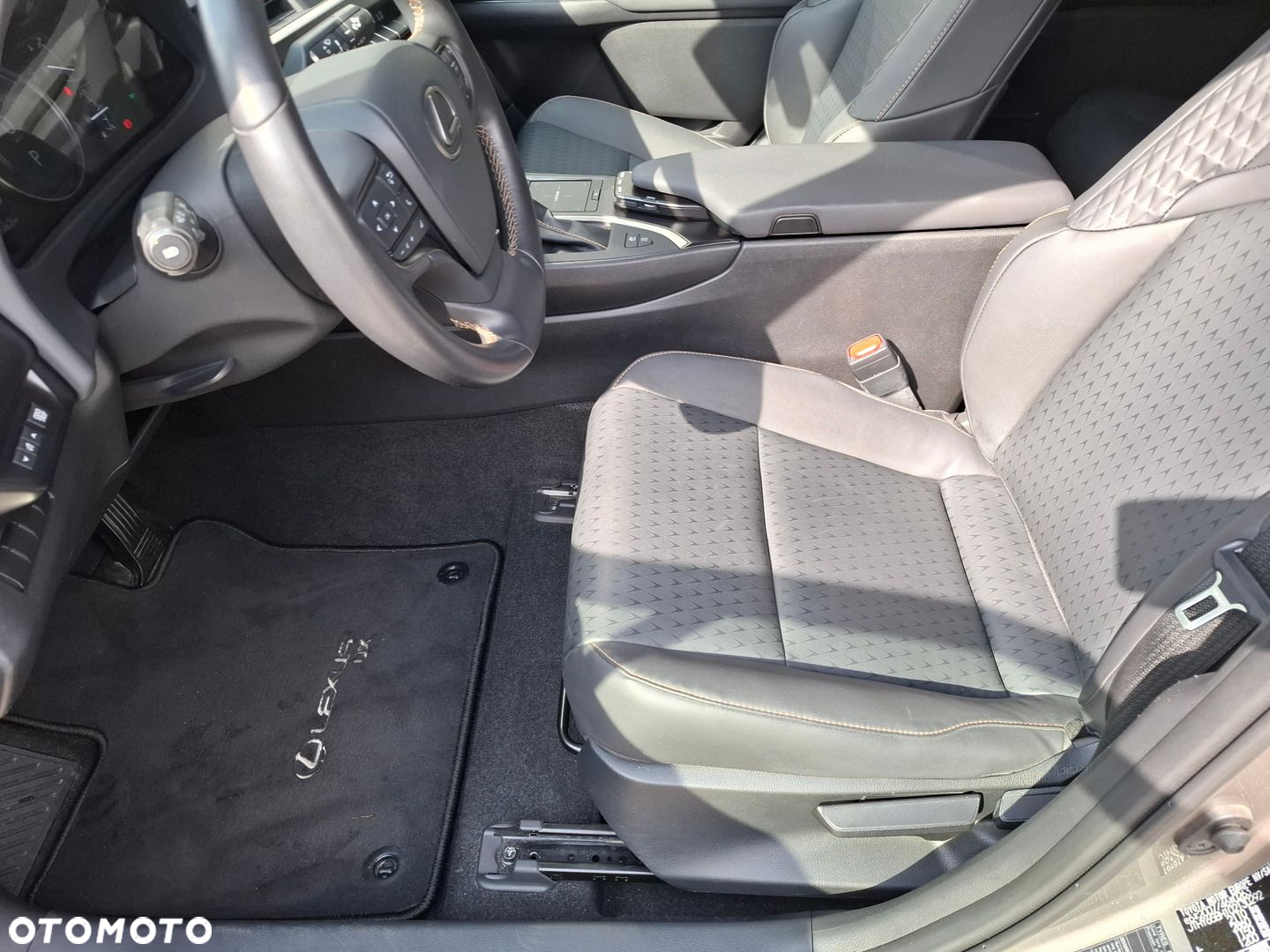 Lexus UX - 14