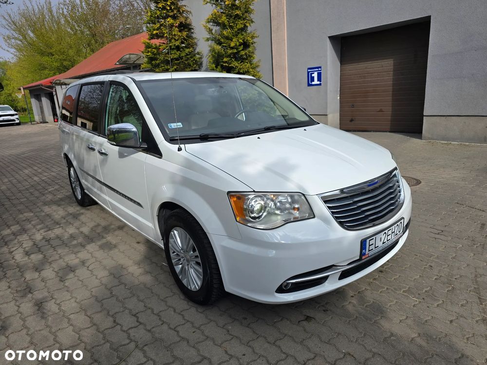 Chrysler Town & Country - 25