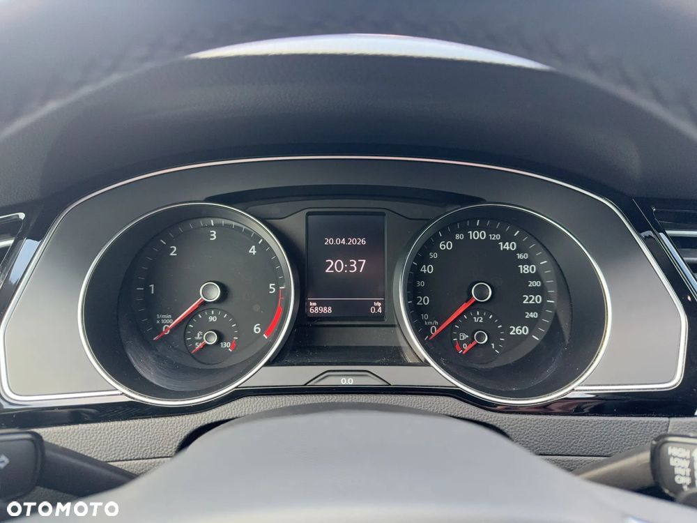 Volkswagen Passat - 13