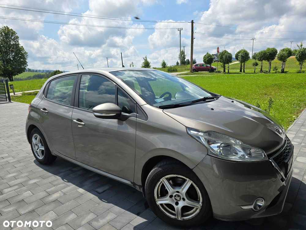 Peugeot 208 - 1