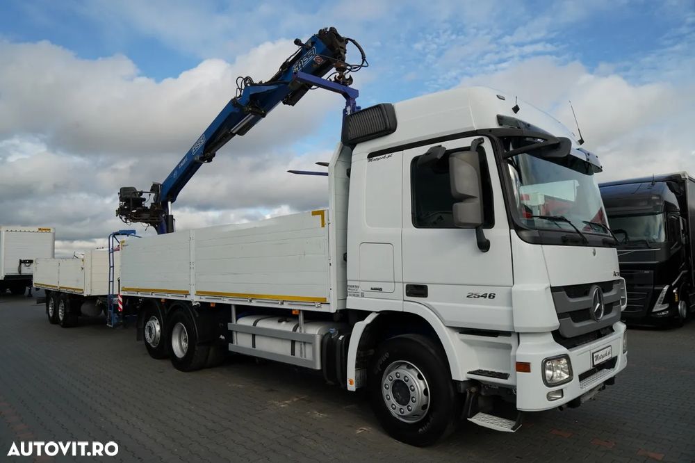 Mercedes-Benz / ACTROS 2548 / 6x2 / Combinație platformă rabatabilă - 6,5 m / Axă liftantă / + HDS FASSI / Rază de acțiune: 10,85 m / FIFTH FIFTH FIRST REAR / ROTATOR / FURCĂ PENTRU PALEȚI / Remorcă 6,5 m / SAF / - 2
