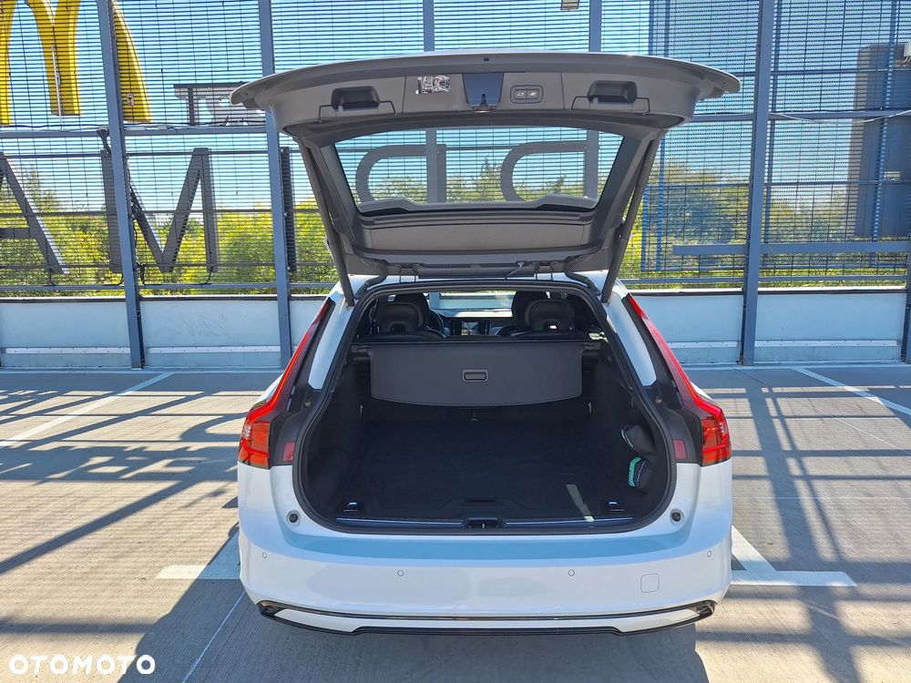 Volvo V90 T8 AWD Plug-In Hybrid R-Design - 11