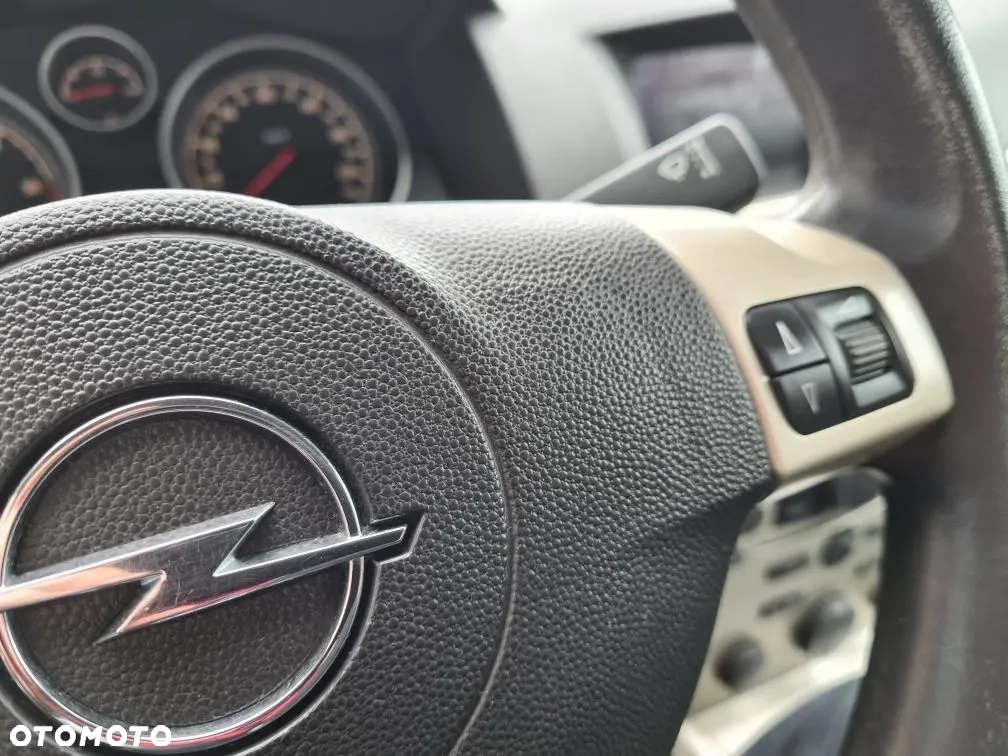Opel Astra III GTC 1.7 CDTI Essentia - 20