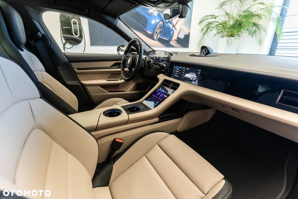 Porsche Taycan 4 - 15