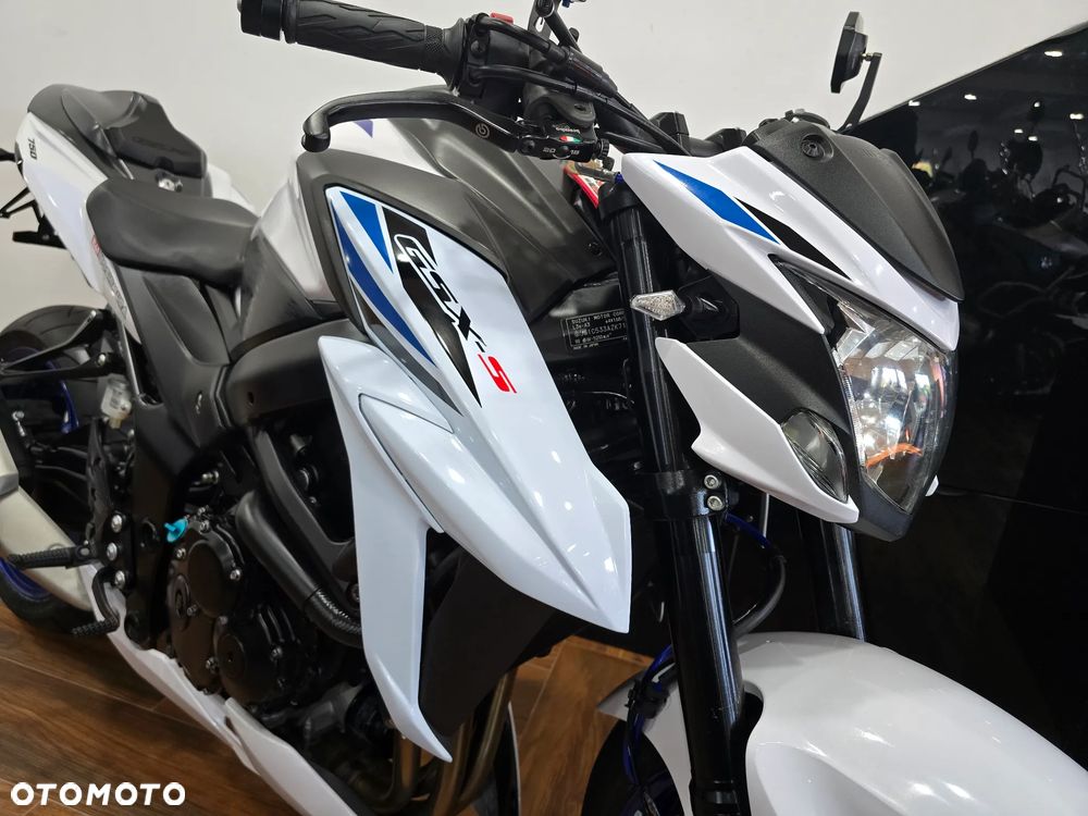 Suzuki GSX - 23
