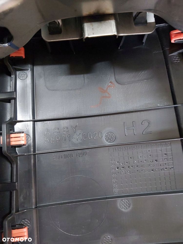 Toyota Yaris IV Cross 1,5 podłokietnik schowek tunel środkowy - 6