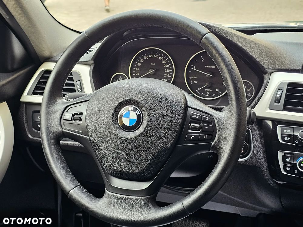 BMW Seria 3 318d Touring Sport Line - 36