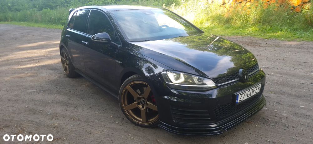 Volkswagen Golf - 1
