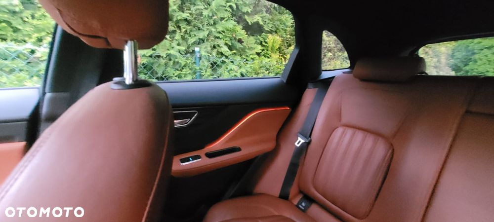 Jaguar F-Pace 2.0 i4D AWD R-Sport - 11