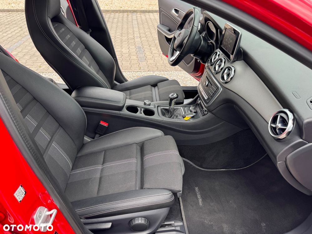 Mercedes-Benz GLA 180 Urban - 20