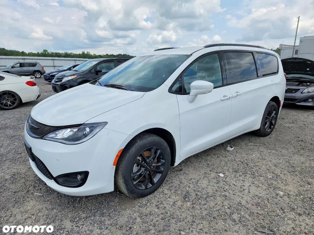 Chrysler Pacifica - 1