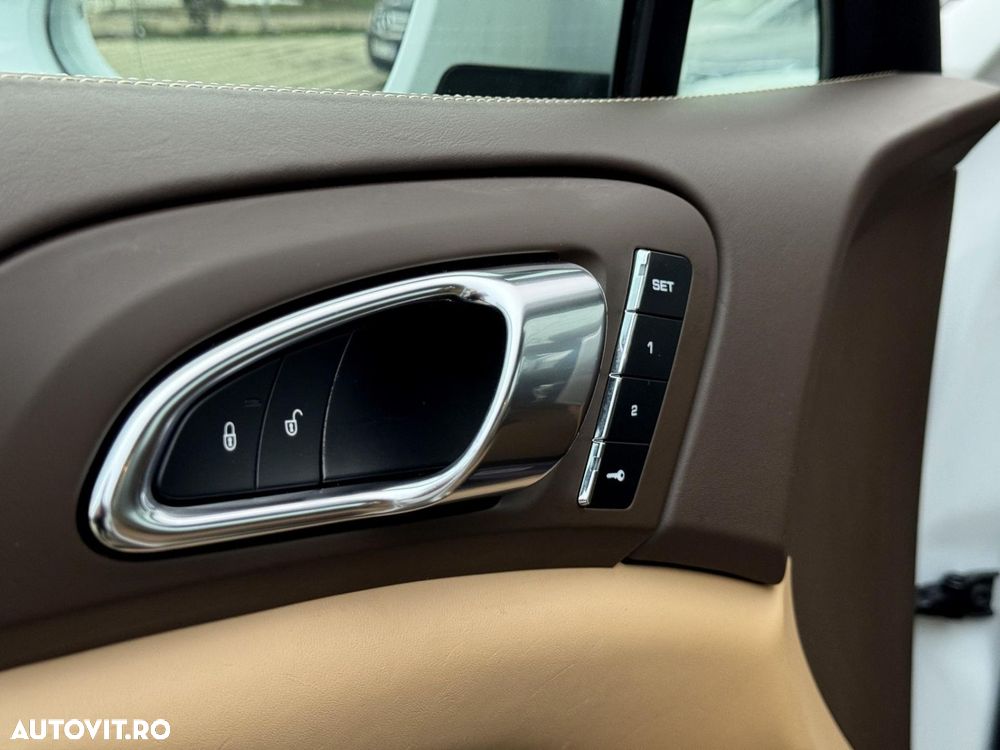 Porsche Cayenne - 30