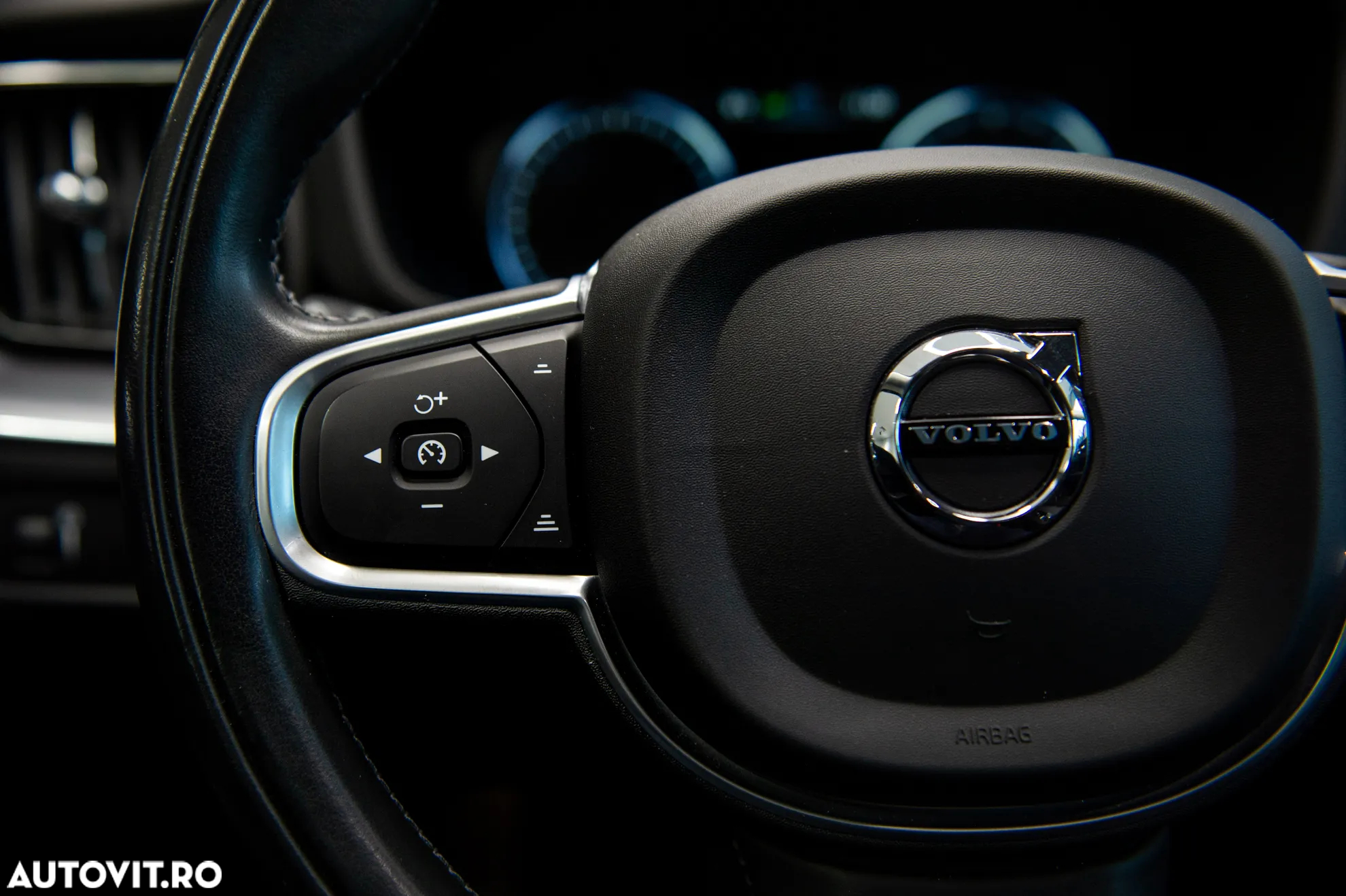 Volvo XC 60 B4 MHEV AWD Momentum Pro - 19