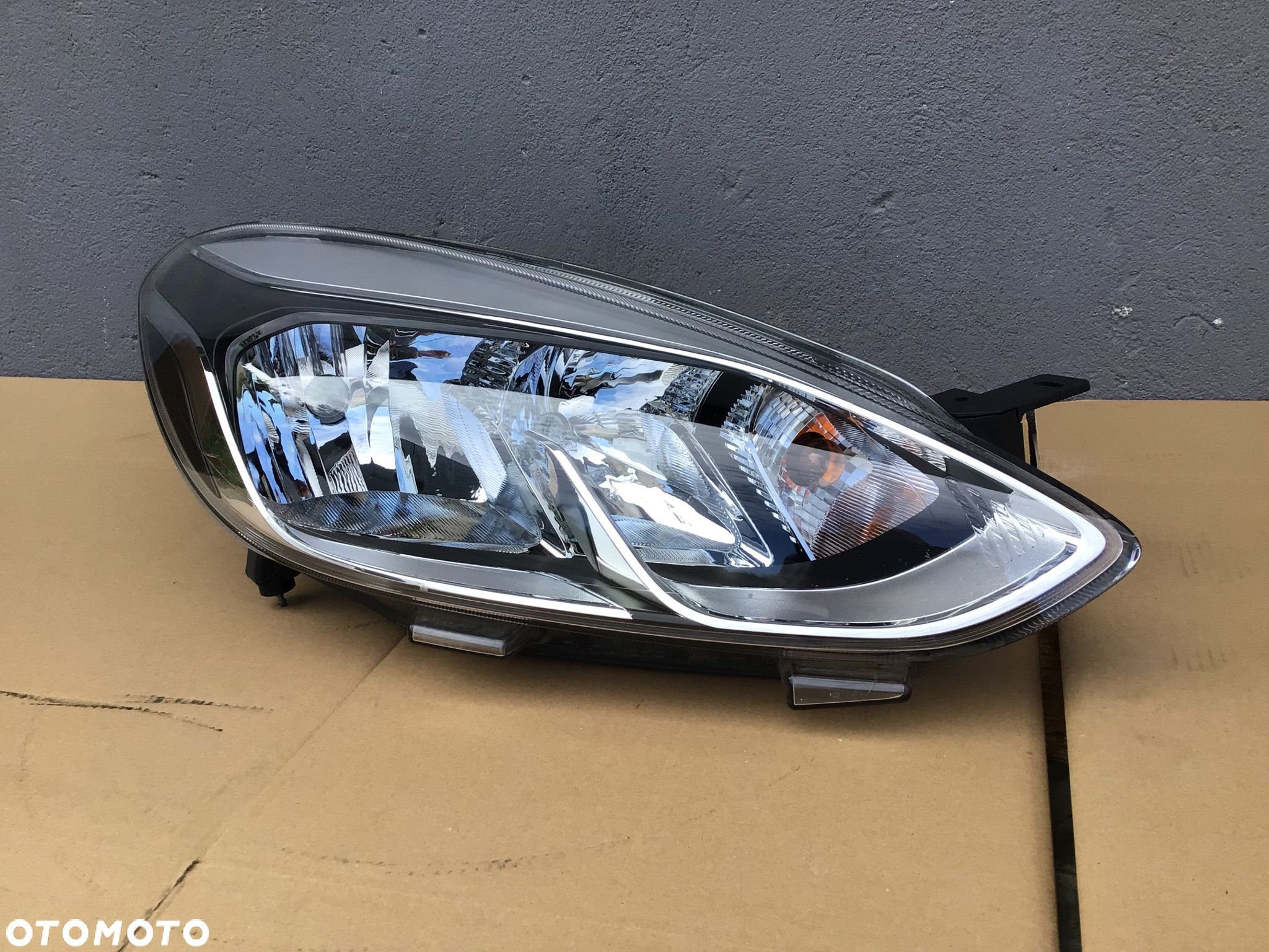 Lampa przednia prawa Ford fiesta mk8 zwykła - 1