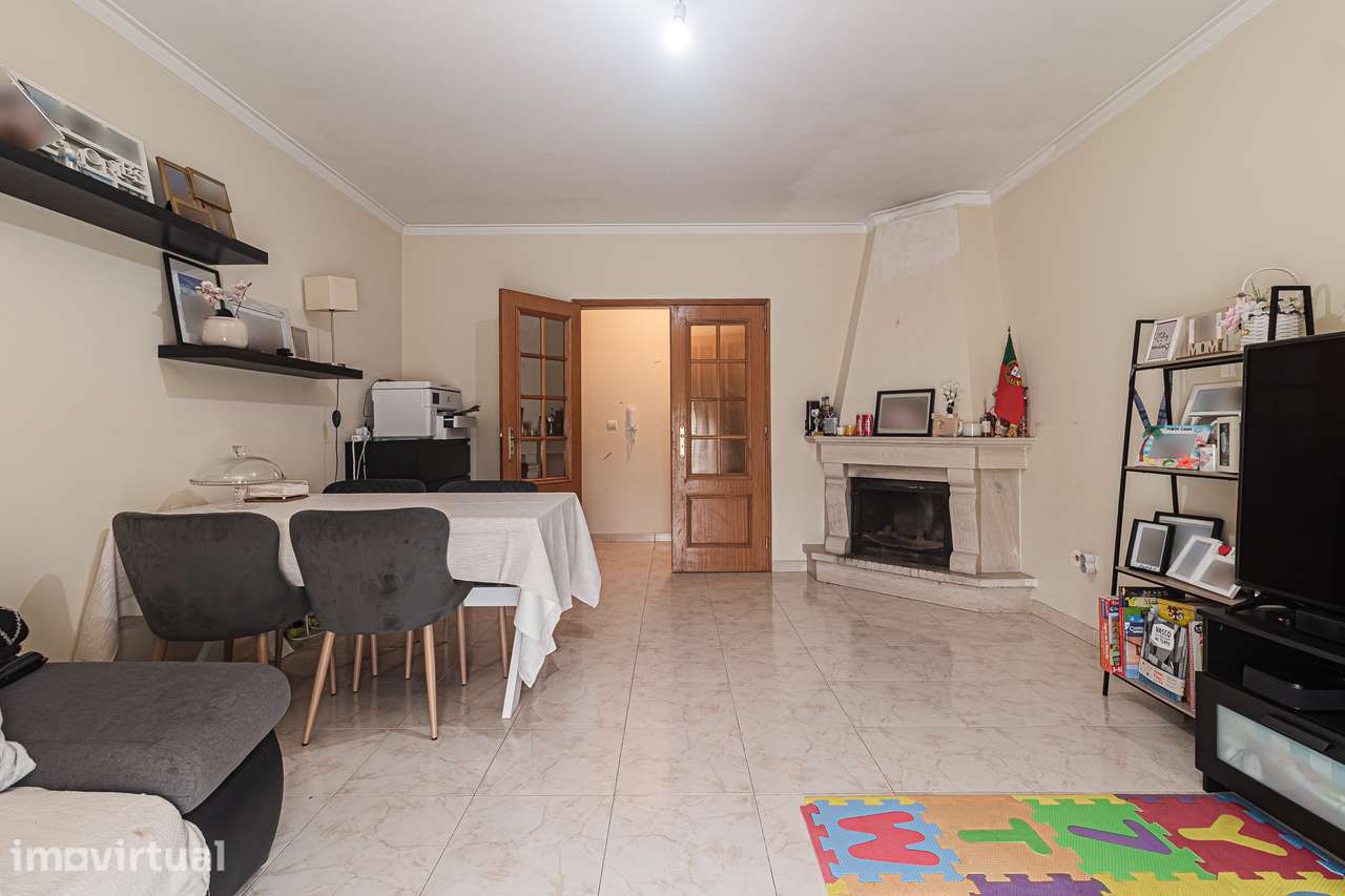 Apartamento T2 num 1 Andar perto do Mercado da Quinta do Conde - Grande imagem: 2/27