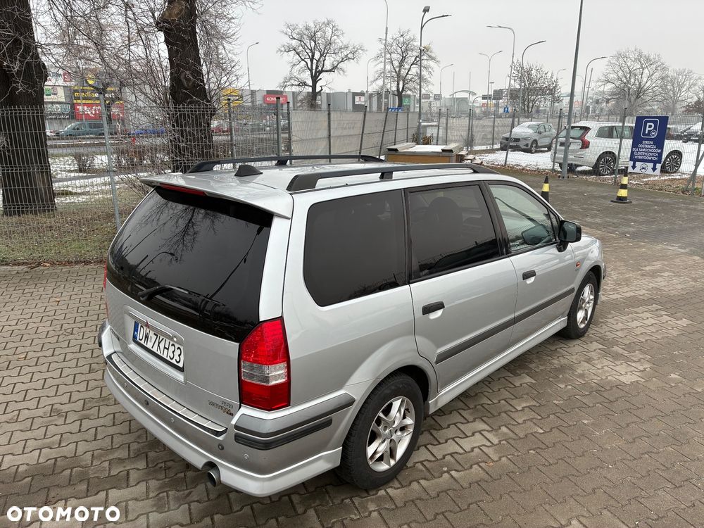 Mitsubishi Space Wagon - 20