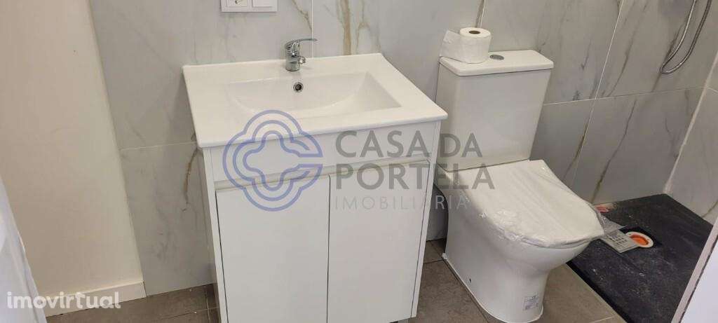 Moradia para renovar, (já foram iniciadas obras de renovação). - Grande imagem: 4/16