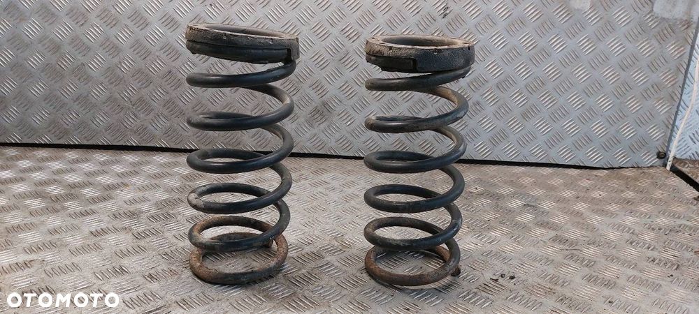 SPRĘŻYNA LEWY TYŁ + PRAWY TYŁ FORD SIERRA - 1