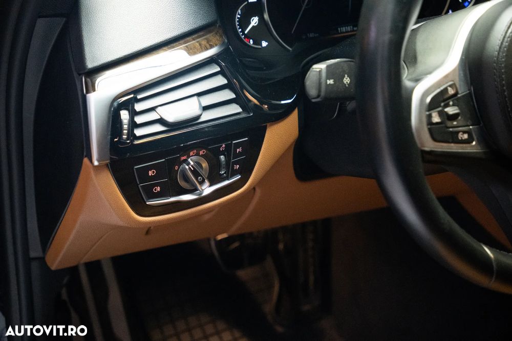 BMW Seria 5 520d xDrive AT - 13