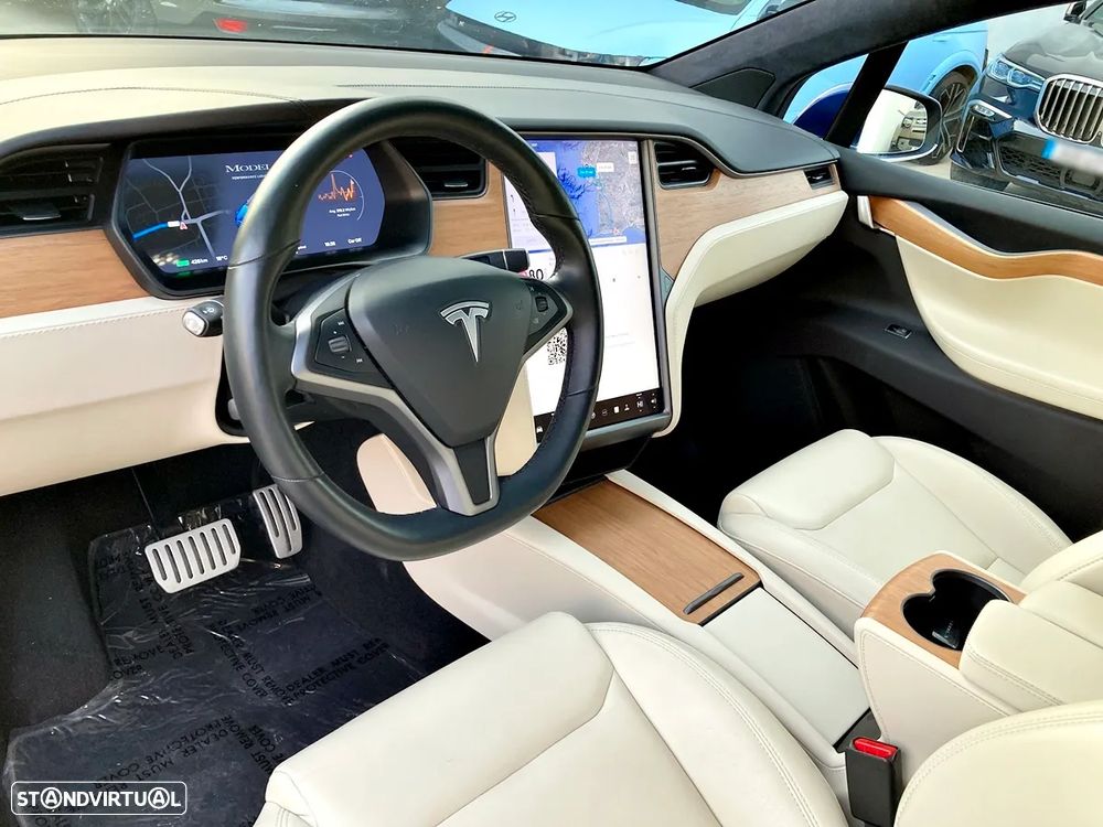 Tesla Model X - 22