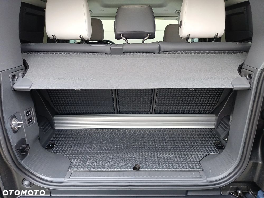 Land Rover Defender 3.0 D250 mHEV X-Dynamic SE - 18