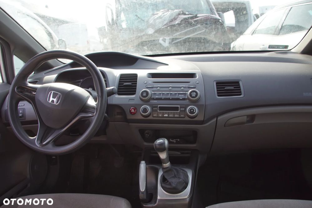 Auto na części - Honda Civic VIII 1.8 i-VTEC 140 KM R18A2 NH700M 2006R Silnik Skrzynia Drzwi Maska Błotnik Klapa Zderzak Lampa Lusterko Klamka Szyba Deska Kokpit Sterownik Moduł Czujnik Licznik Wyświetlacz Panel Kierownica - 15