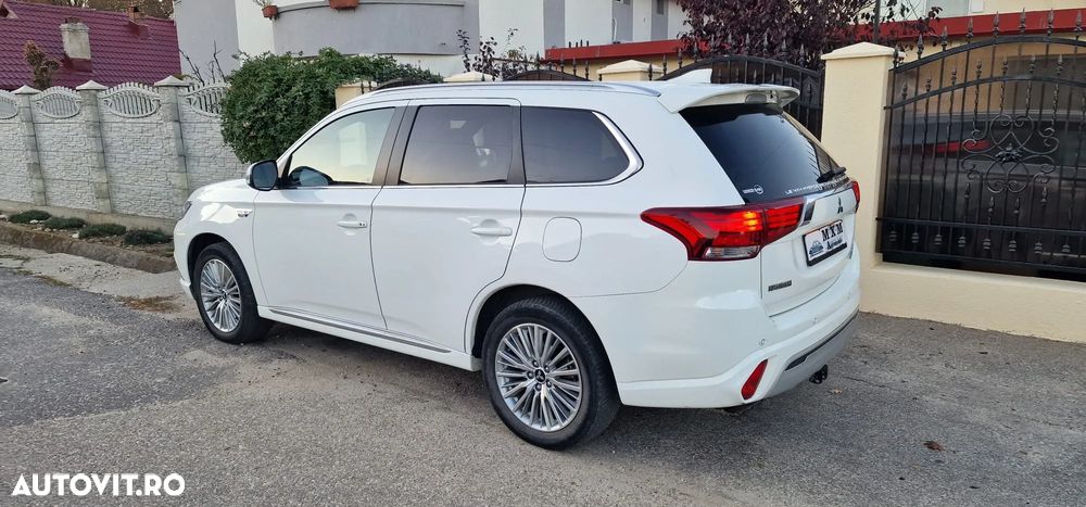 Mitsubishi Outlander 2.4 4WD Plug-In Hybrid Top - 3