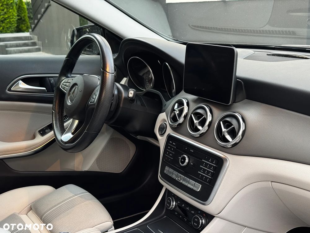 Mercedes-Benz GLA 200 7G-DCT - 14