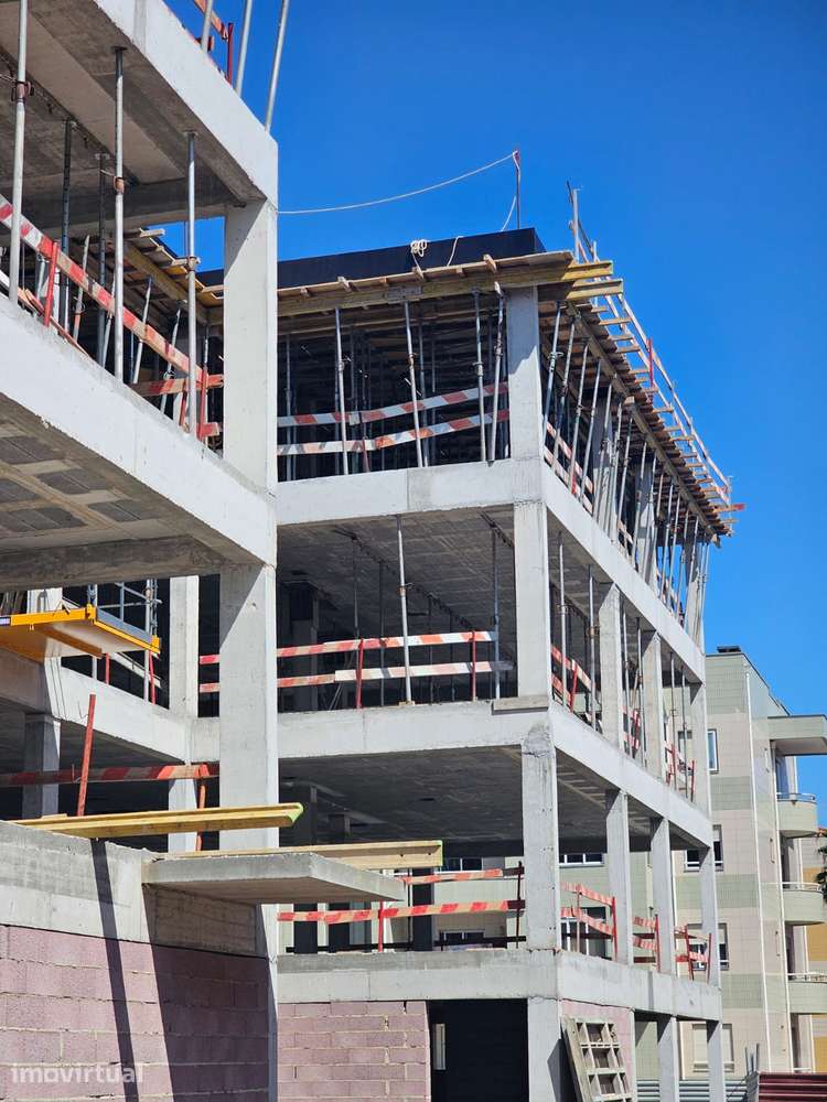 Apartamento T2 novo com piscina e garagem - Grande imagem: 3/55