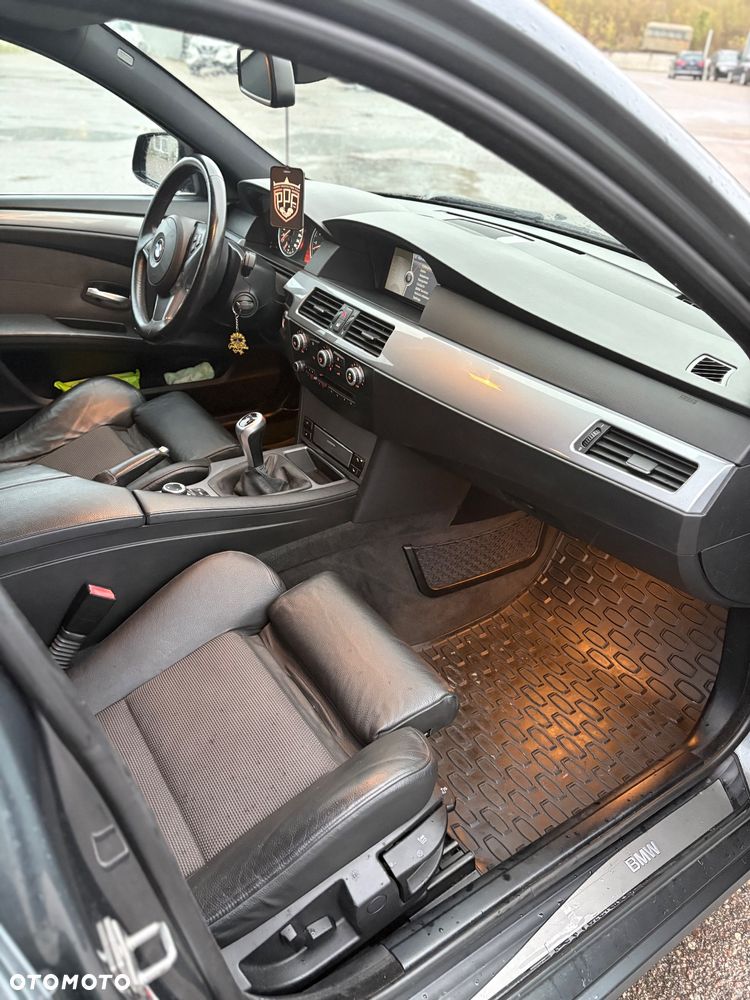 BMW Seria 5 523i Touring - 9